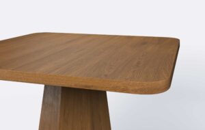 Kwadratowy blat stołu z możliwością rozkładania, wysokość blatu 4cm, krawędź prosta.