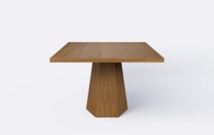 Kwadratowy stół na jednej nodze z funkcją rozkładania, podstawa w kształcie sześciokąta.