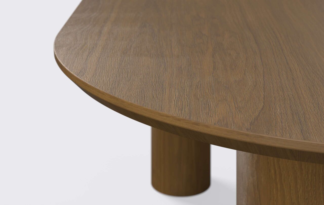 krawędź blatu podcięta od dołu, stół fornirowany.