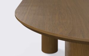 krawędź blatu podcięta od dołu, stół fornirowany.