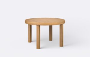 Klasyczny stół na okrągłych nogach, z funkcją rozkładania, wykonany z naturalnego forniru dębowego, marki Borme, o jasnej kolorystyce.