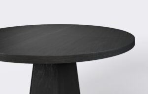 Nowoczesny stół z prostym blatem o grubości czterech centymetrów, wykonany z naturalnego forniru, możliwość rozłozenia.