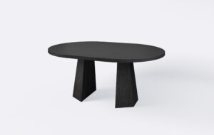 Rozłożony stół z podstawą w kształcie ośmiokąta, poszerzony o jedna wkładkę, blat okrągły.