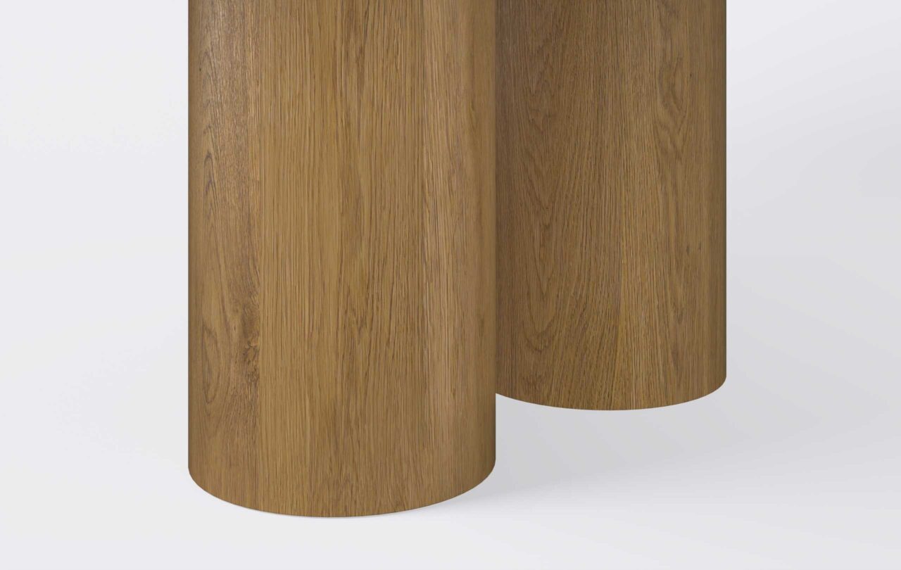 Stół jadalniany na trzech nogach, grube nogi dębowe w kolorze ciemnego dębu.