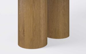 Stół jadalniany na trzech nogach, grube nogi dębowe w kolorze ciemnego dębu.