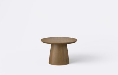 Stolik kawowy okrągły na podstawie w kształcie stożka, mały drewniany stolik, fornirowany, w kolorze ciemnego dębu.