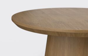 stolik okrągły do kawy, elegancki stolik do salonu, z drewnianym blatem.