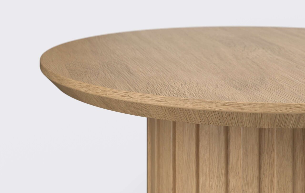 Stolik do kawy z podciętym blatem, lamele, na okrągłej podstawie.