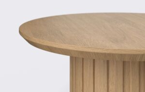 Stolik do kawy z podciętym blatem, lamele, na okrągłej podstawie.