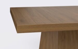 Stolik kawowy z kwadratowym blatem, mały, o kolorze ciemnego orzecha.