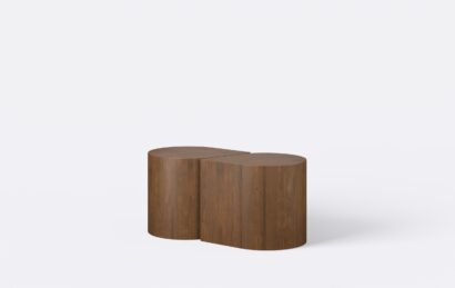 Jasny brązowy stolik kawowy do salonu, w kształcie łezki.