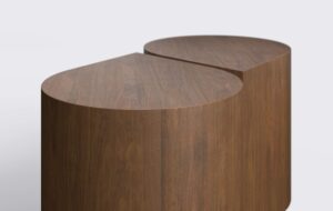 Podwójny stolik kawowy, niski, o nieregularnym kształcie.