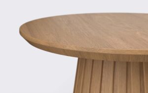 Stoliczek kawowy ryflowany, mały, fornirowany, w kolorze dębu, krawędź blatu podcięta.