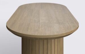 Blat stolika z podciętą krawędzią od dołu, lamele, naturalny dąb.