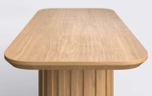 Stolik do salonu z prostokątnym blatem na jednej nodze, krawędź blatu podcięta od dołu, wykonany z naturalnego forniru dębowego.